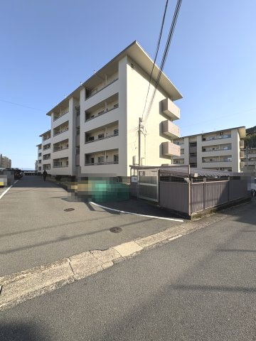 南円明寺ケ丘団地8棟の外観|4階建て3階のお部屋です。