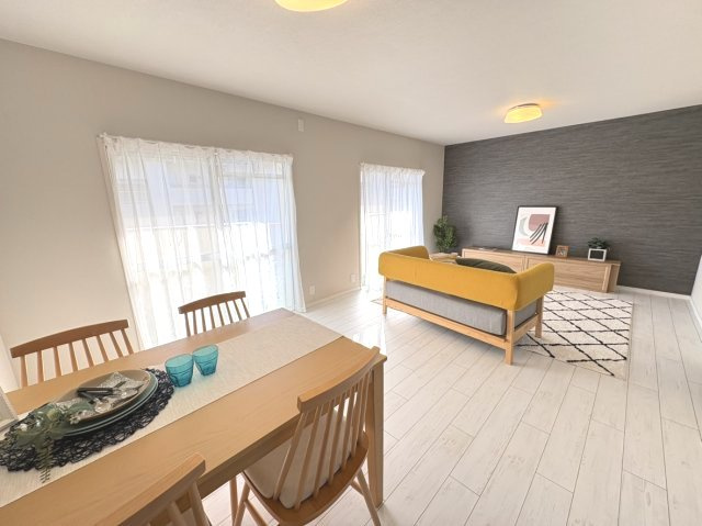 南円明寺ケ丘団地8棟の居間・リビング|2025年9月フルリフォーム済みの物件です！
広々としたLDK（約16帖）