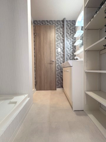 南円明寺ケ丘団地8棟の独立洗面台|洗面化粧台横に収納棚がございます！