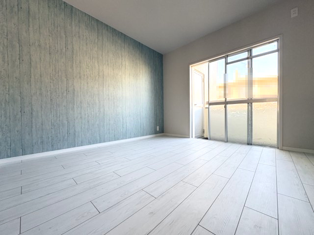 南円明寺ケ丘団地8棟の洋室|洋室
バルコニーから暖かい光が差し込みます。
