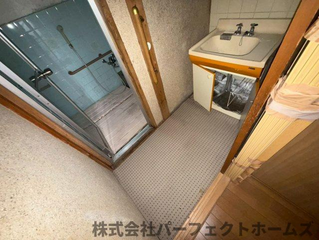 大峰南町戸建の洗面所|スペースが確保できる洗面所です