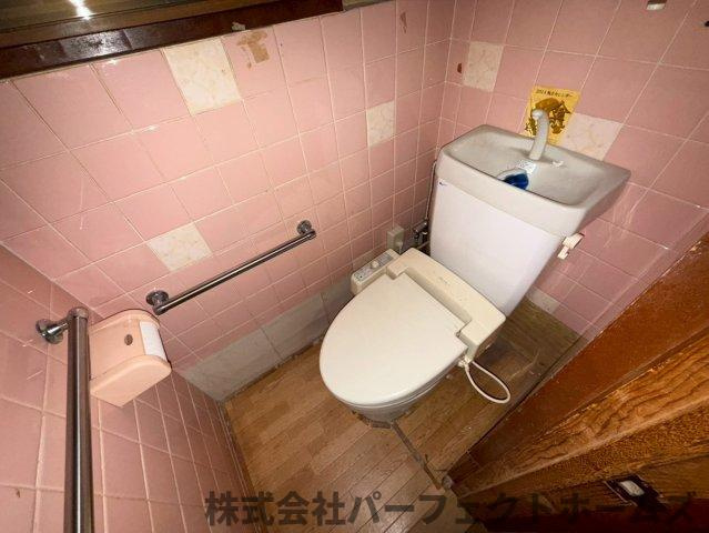 大峰南町戸建のトイレ|落ち着いた色調のトイレです