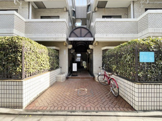 【エントランス】 | お客様を、そして住人を出迎えてくれるマンションのエントランス。ゴミが落ちていないことからも、管理状態の良さや住民の節度の高さが見て取れます。～即日のご見学可能～　お問合せはお気軽にどうぞ。