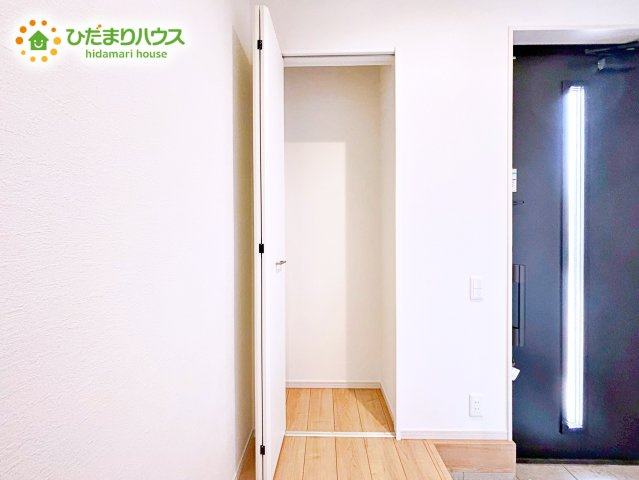 【収納】 | 水戸市渡里町1期　新築戸建 | 便利な廊下収納があるので掃除機や買いだめする洗面所用品はもちろん、箱買いしたペットボトルまでしまえます(^^)