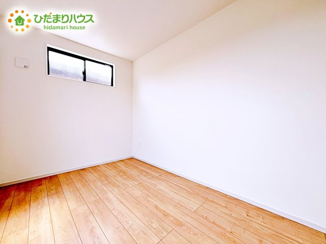 【洋室】 | 水戸市渡里町1期　新築戸建 | 白い壁の洋室は、太陽の光だけでも十分明るく感じられますね