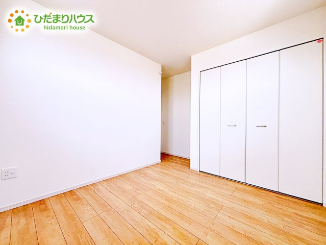 【洋室】 | 水戸市渡里町1期　新築戸建 | 明るい陽光が差し込む洋室。白を基調とした爽やかな空間。