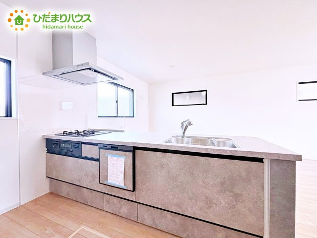 【前面道路含む現地写真】 | 水戸市渡里町1期　新築戸建 | 落ち着いた雰囲気の閑静な住宅街で、暮らしやすい住環境。