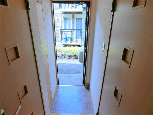 プログレッソAの玄関|写真は同建物の別部屋を参考に掲載しております。