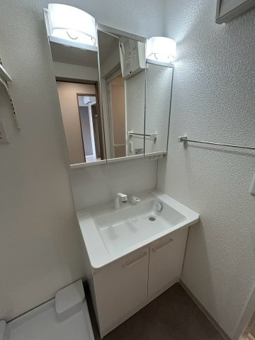ハイタウン御殿山東の独立洗面台|※同建物の類似写真となります。コンパクトで使いやすい洗面所