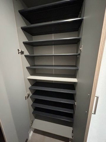 ハイタウン御殿山東の玄関|※同建物の類似写真になります。たっぷりとした収納スペースです