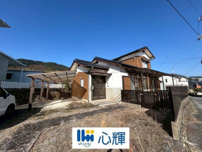 【外観】 | 周南市大字下上 中古住宅／2階建 | 明るい日差しが差し込む現地。駐車3台可能です。ぜひ現地をご覧ください。

