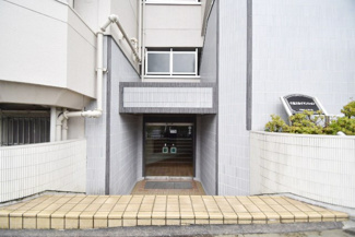 【エントランス】 | お客様を、そして住人を出迎えてくれるマンションのエントランス。ゴミが落ちていないことからも、管理状態の良さや住民の節度の高さが見て取れます。～即日のご見学可能～　お問合せはお気軽にどうぞ。
