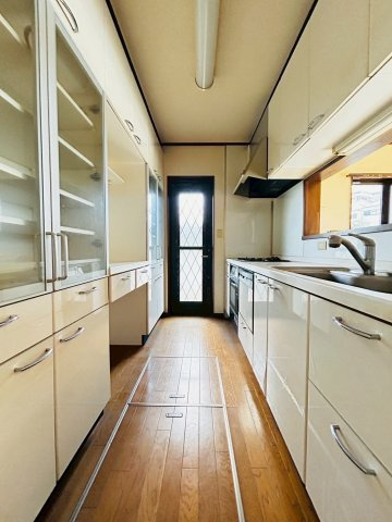 日の出町大久野中古戸建/3月15日までの限定価格/大型4ＬＤＫ/注文仕様のキッチン