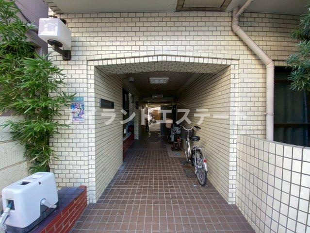 パレスハイム　学生さんおすすめ　陽当たり良好　ユニットバス新品のエントランス