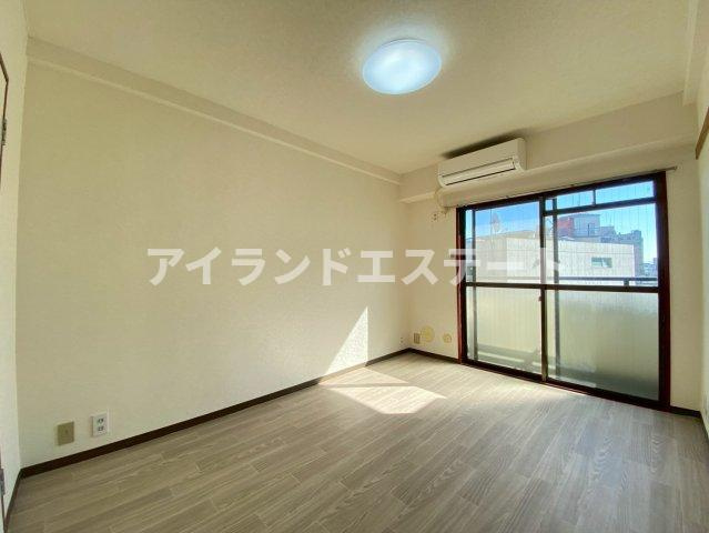 パレスハイム　学生さんおすすめ　陽当たり良好　ユニットバス新品の居間・リビング