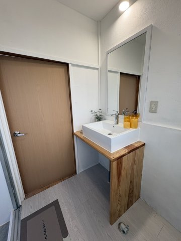 春ひなたのテラスの洗面所