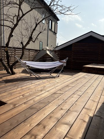 春ひなたのテラスのバルコニー