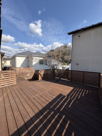 春ひなたのテラスのバルコニー