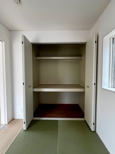 久留米市東合川新町第2-1号棟の和室|収納スペース完備