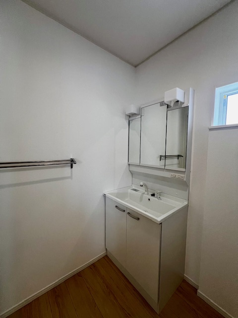 久留米市東合川新町第2-1号棟の洗面所|大きい鏡でスキンケアやセットなどのお手入れをやりやすい♪