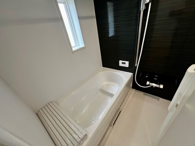 久留米市東合川新町第2-1号棟の浴室|1日の疲れを癒すのに十分な広さの浴槽