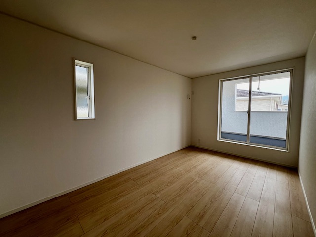 久留米市東合川新町第2-1号棟の洋室|2F①　洋室では一番広い8帖の部屋