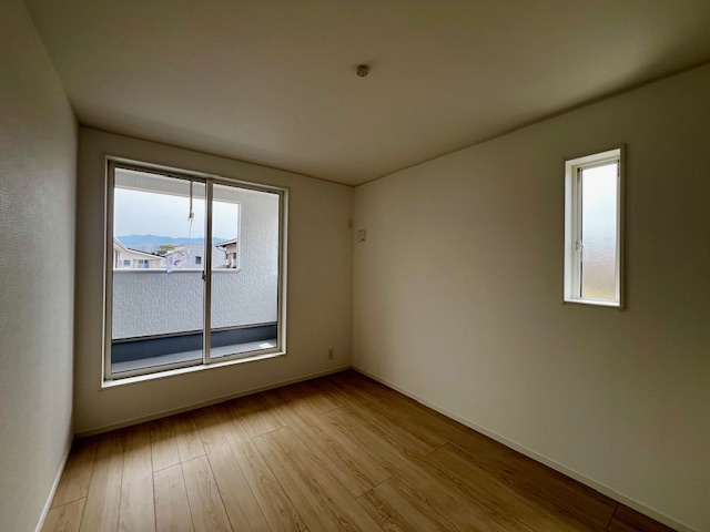 久留米市東合川新町第2-1号棟の洋室|2F②　バルコニー側からの日差しが部屋全体を明るく包み込みます