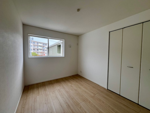 久留米市東合川新町第2-1号棟の洋室|2F③　大きい窓のおかげで部屋は明るい