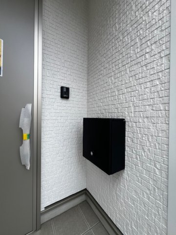 久留米市東合川新町第2-1号棟の玄関|便利な宅配ボックス付き