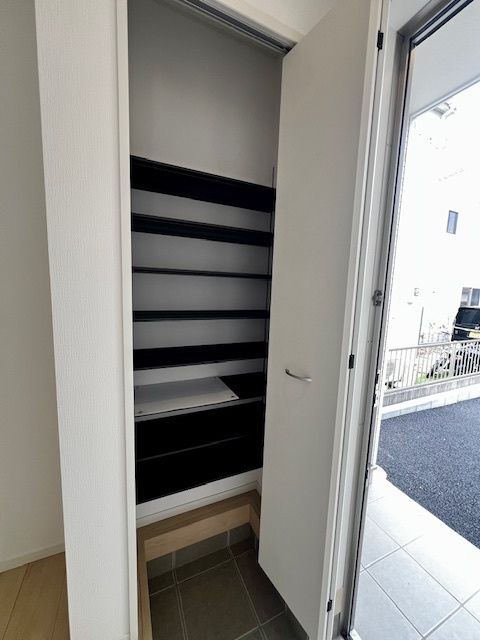 久留米市東合川新町第2-1号棟の収納|靴を多く収納できるシューズボックス