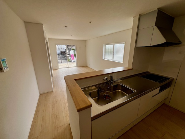 久留米市東合川新町第2-1号棟の居間・リビング|キッチンからリビングを一望できる♪