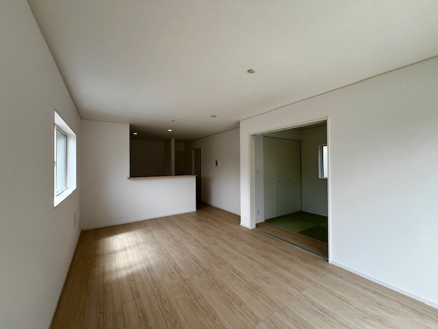 久留米市東合川新町第2-1号棟の居間・リビング|広いリビングで家族の憩いの場を提供