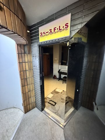 山内ビルの玄関