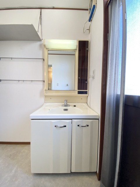 あきる野市雨間　中古戸建の洗面所|洗面室には勝手口付！