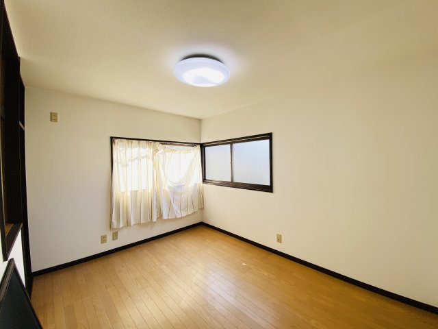 あきる野市雨間　中古戸建の洋室|事務所2階洋室