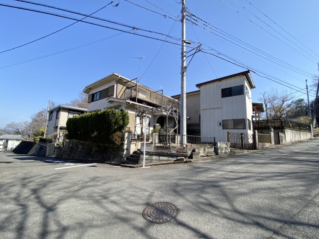あきる野市雨間　中古戸建の前面道路含む現地写真