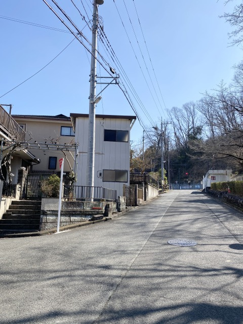 あきる野市雨間　中古戸建の前面道路含む現地写真