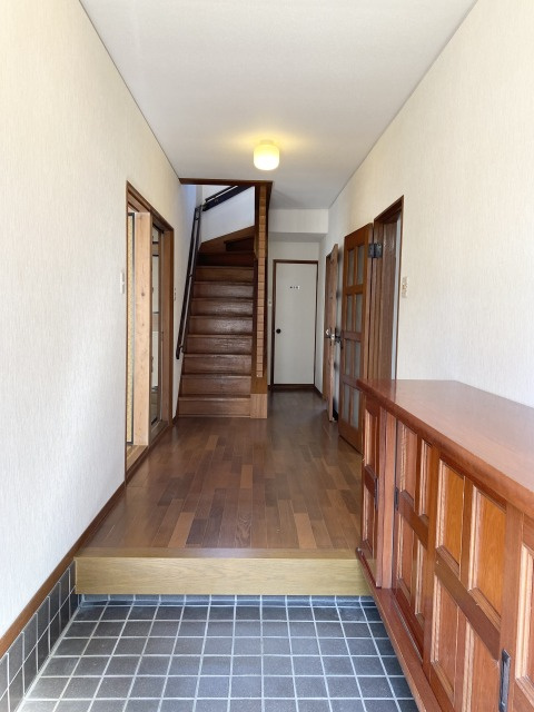 あきる野市雨間　中古戸建の玄関|玄関にはシューズボックス付！