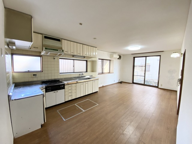 あきる野市雨間　中古戸建の居間・リビング|南向きで明るいLDKになります！