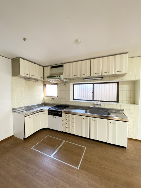 あきる野市雨間　中古戸建のキッチン|L字のキッチンになります！