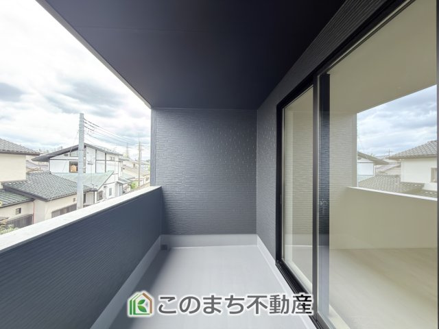グラファーレ宇都宮市上戸祭2期のバルコニー|南向きの大型バルコニーは陽当り良好で、たっぷりのお洗濯物もよく乾きます！
さらにインナーバルコニーなので雨の日でも安心してお出かけできますね♪