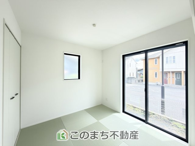 グラファーレ宇都宮市上戸祭2期の和室|お子様のお昼寝にも便利な和室です。大きな窓から暖かな日差しが差し込みます♪
