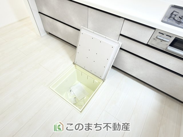 グラファーレ宇都宮市上戸祭2期のキッチン|キッチンには床下収納を備え、食品や日用品のストック収納に便利。すっきり片付く使い勝手の良い設備です。
