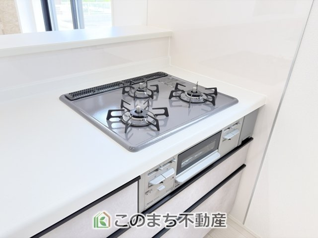 グラファーレ宇都宮市上戸祭2期のキッチン|三ツ口コンロ採用で、同時調理もスムーズ◎！お料理を並べられるカウンター付きで、配膳・片付けをサポート！リビングで過ごすご家族とコミュニケーションを楽しみながら作業可能です♪