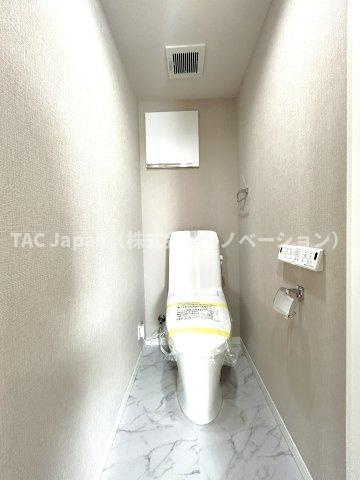 ライオンズマンション東大島第二のトイレ|十分なスペースを確保したトイレ。
収納もございますのでシンプルな空間を保てます。