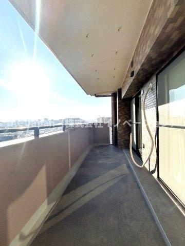 ライオンズマンション東大島第二のバルコニー|～Balcony～
お洗濯物が思いっきり干せる陽あたり良好の奥行きのある真南に面したワイドバルコニー。
これからの季節はバルコニーをリビングのように使っても気持ちよさそうですね。