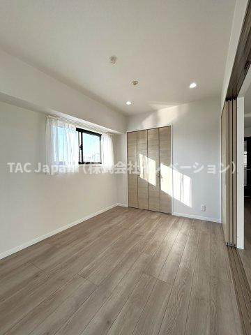 ライオンズマンション東大島第二の洋室|穏やかな風と陽光を導き、プライバシーに配慮された設計プランを採用し、居住性を一段と心地よいものにしています。明るく開放的な空間を演出しております。