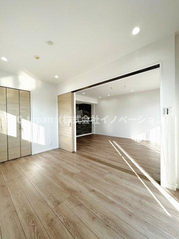 ライオンズマンション東大島第二の洋室|明るく開放的な空間が広がるLDKとの続間。室内には豊かな陽光が注ぎ込み、爽やかな住空間を演出。扉を開放してホームパーティーでもゲストと一緒に料理を楽しみながら楽しい時間を過ごせそう