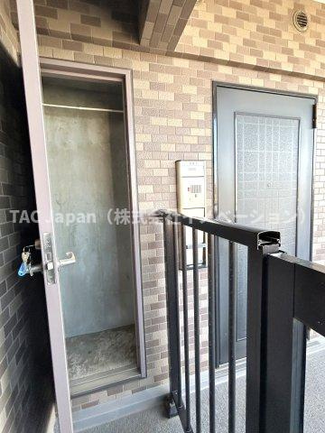 ライオンズマンション東大島第二の玄関|角住戸の為、専用ポーチ＋トランクルームが付属しており、収納力をアップしています。