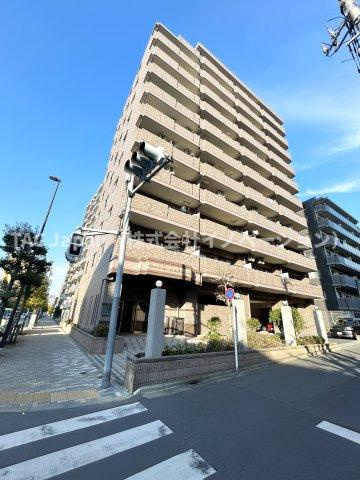 ライオンズマンション東大島第二の外観|青空に映えるこの雄大な佇まい。
陽当たり、立地、周辺環境など恵まれた好条件となっております。
